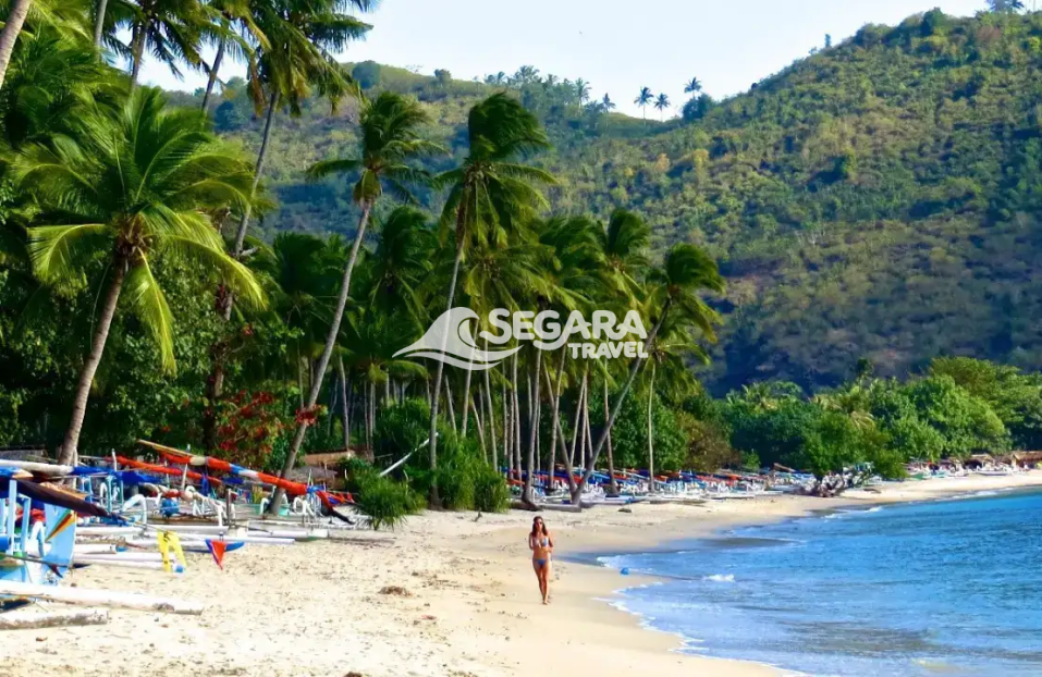 Pantai Lombok dengan air biru jernih, destinasi wisata favorit dari Pulau Jawa